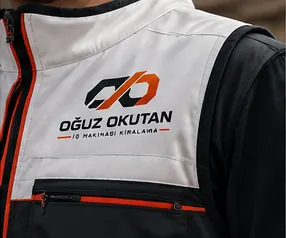 Oğuz Okutan logolu iş kıyafeti giymiş saha personeli